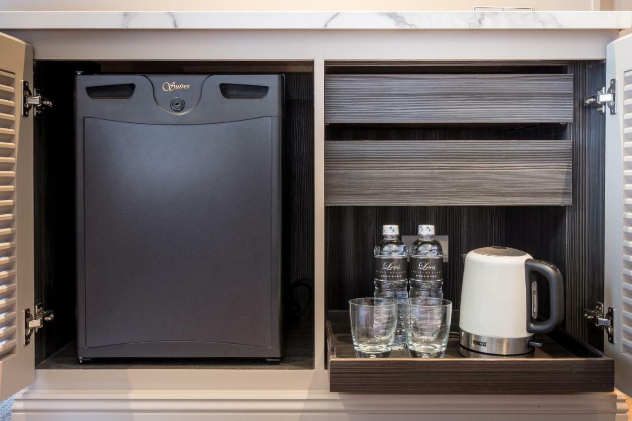 גאושיונג Park Lees Hotel מראה חיצוני תמונה A mini-bar in a hotel room