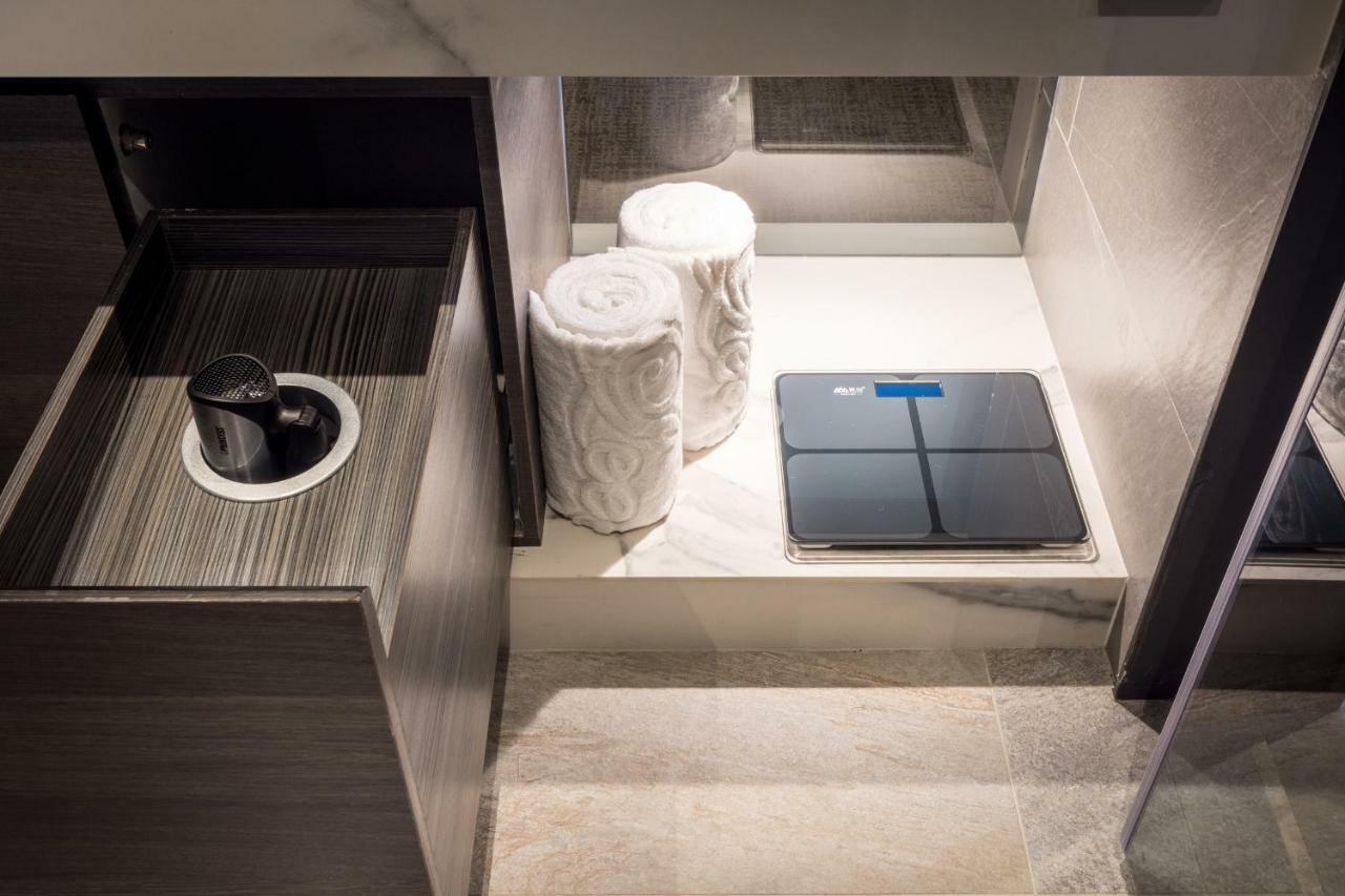 גאושיונג Park Lees Hotel מראה חיצוני תמונה A digital bathroom scale
